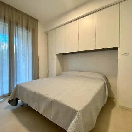 Modern Flat 300m From The *